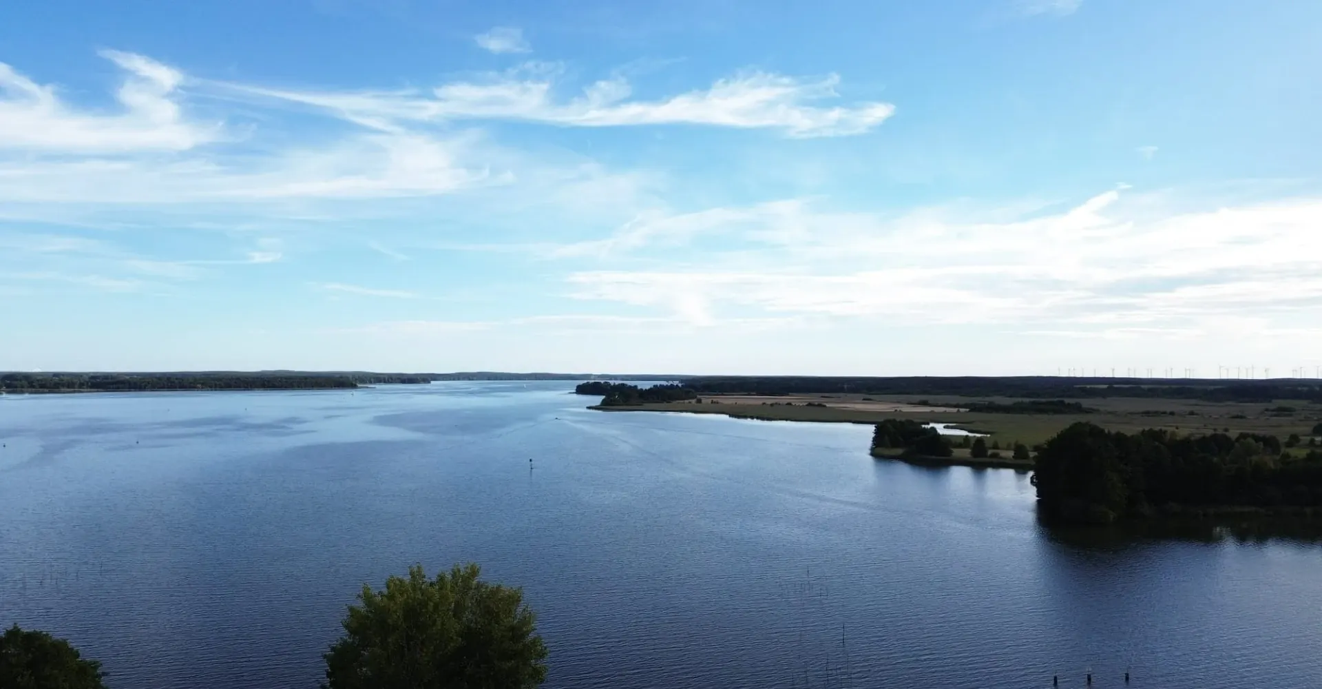 Schwielochsee bei blauem Himmel